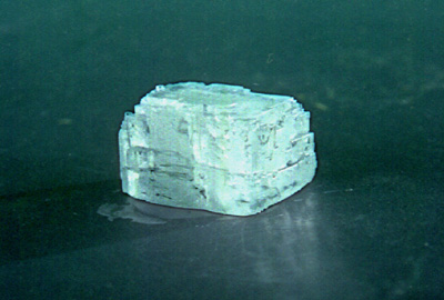 Кристалл хлорида натрия.